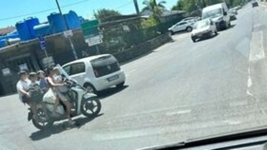 Napoli cinque persone scooter senza casco