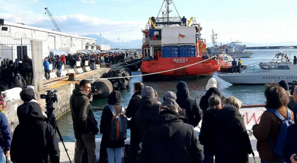 nave migranti napoli