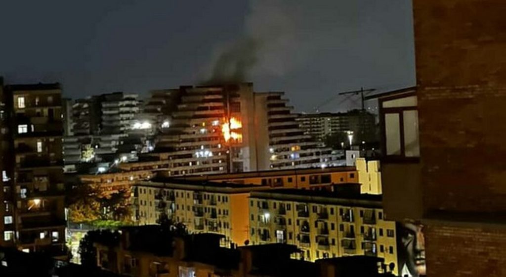 napoli incendio vela rossa scampia 30 agosto