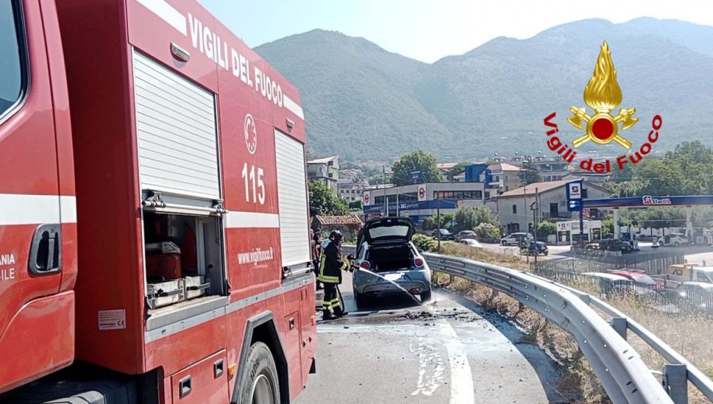 raccordo-salerno-avellino-incendio-auto-solofra-oggi-18-agosto