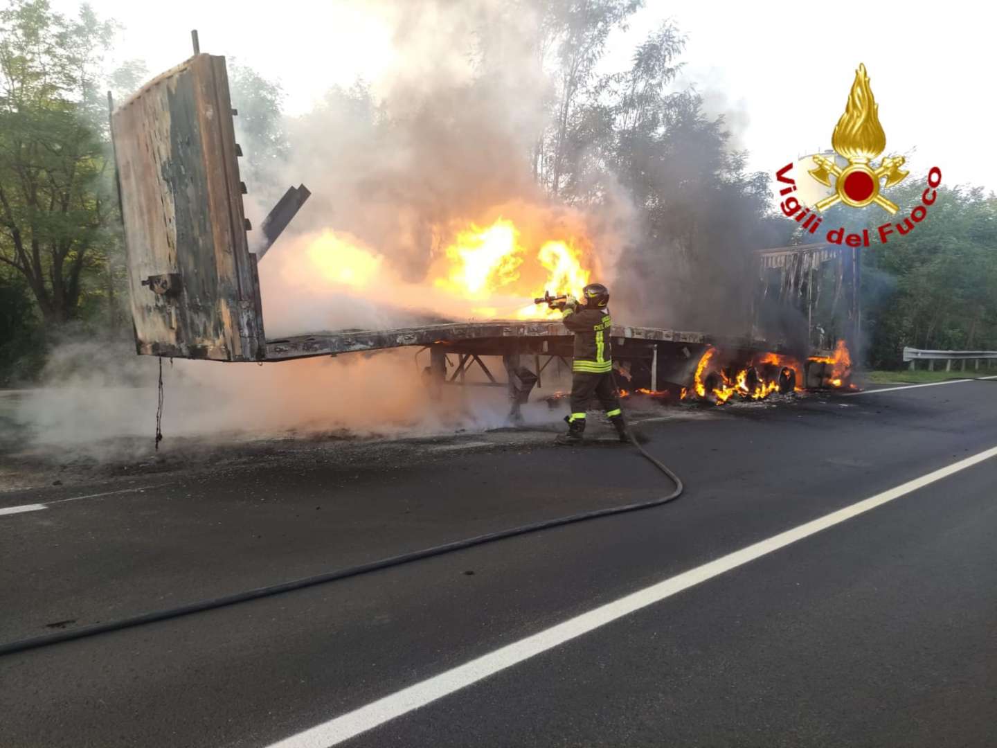 conza-campania-incendio-camion-pomodori-sgancia-rimorchio