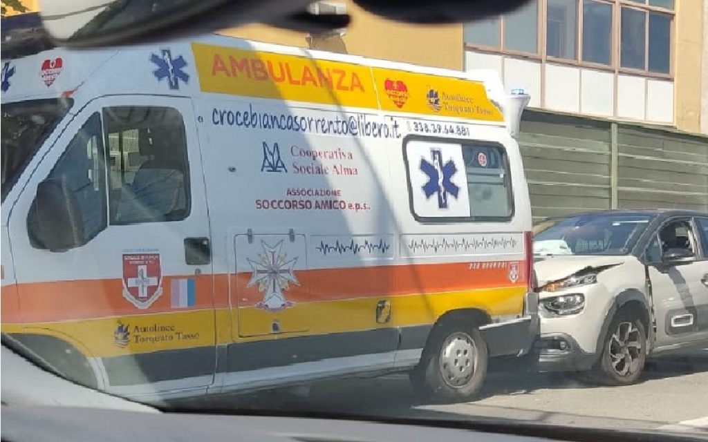 ambulanza tamponata raccordo castellammare di stabia