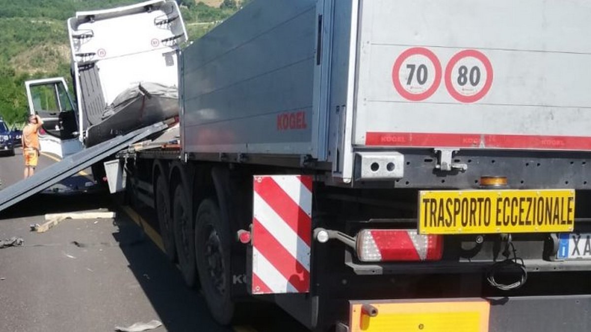 camion perde carico lastre ferro ofantina calitri