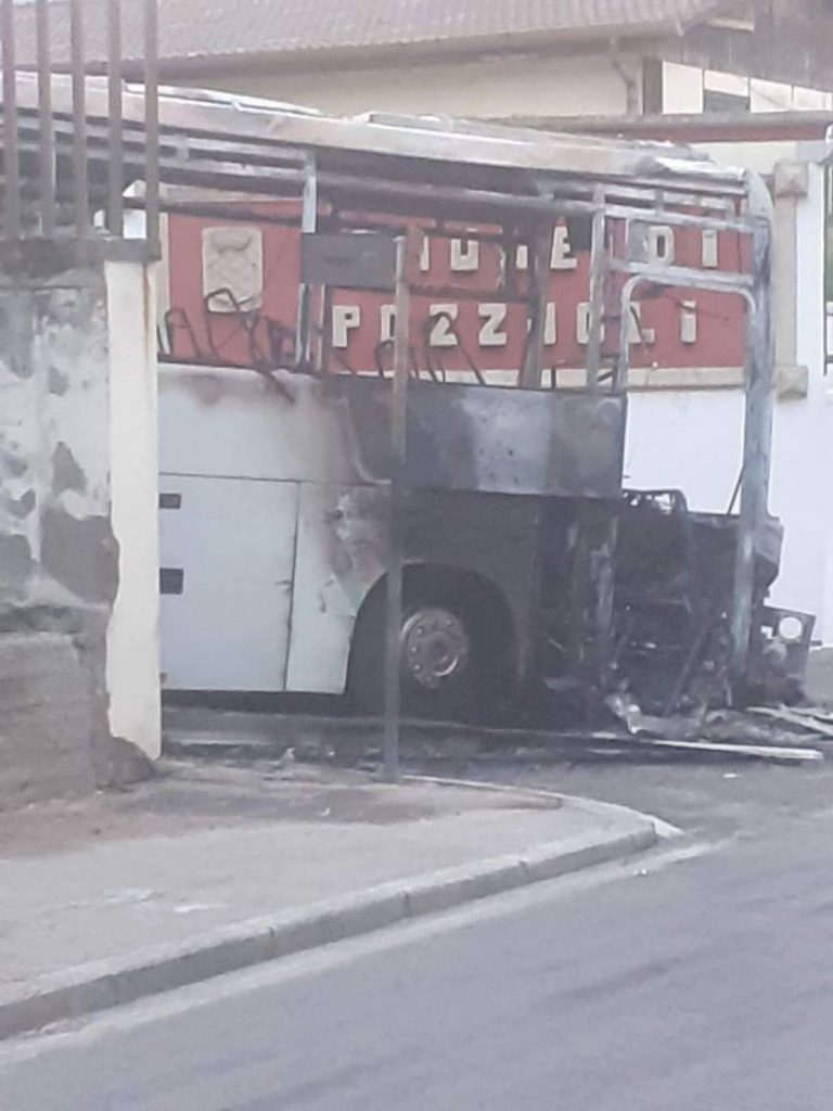 incendio autobus pozzuoli 28 agosto