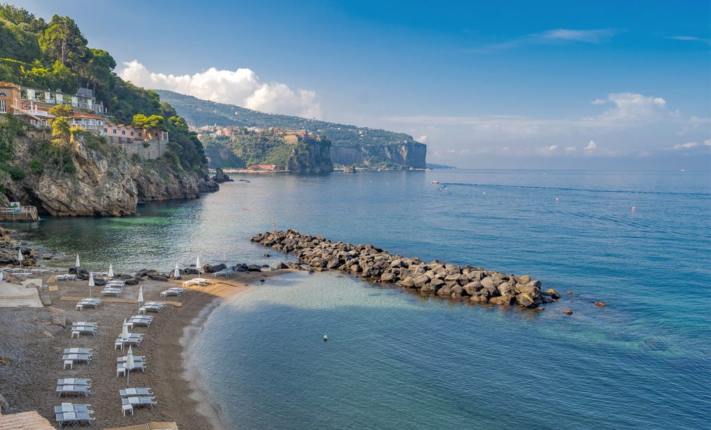 vico equense turisti cacciati spiaggia 15 agosto