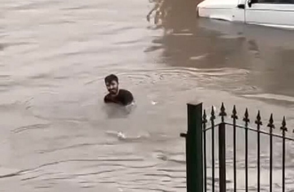 maltempo napoli tuffo residente acqua strada