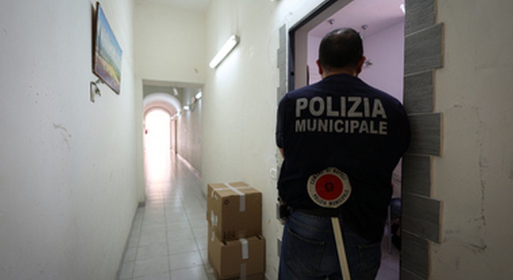 controlli movida napoli sequestro merce contraffatta multe