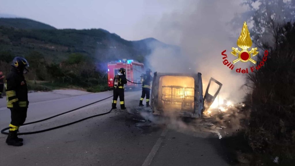 Incendio Mugnano Cardinale pulmino