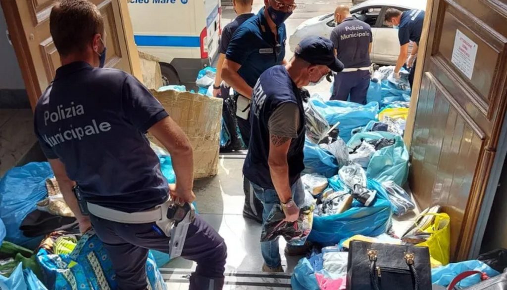 napoli maxi sequestro abiti contraffatti 27 settembre