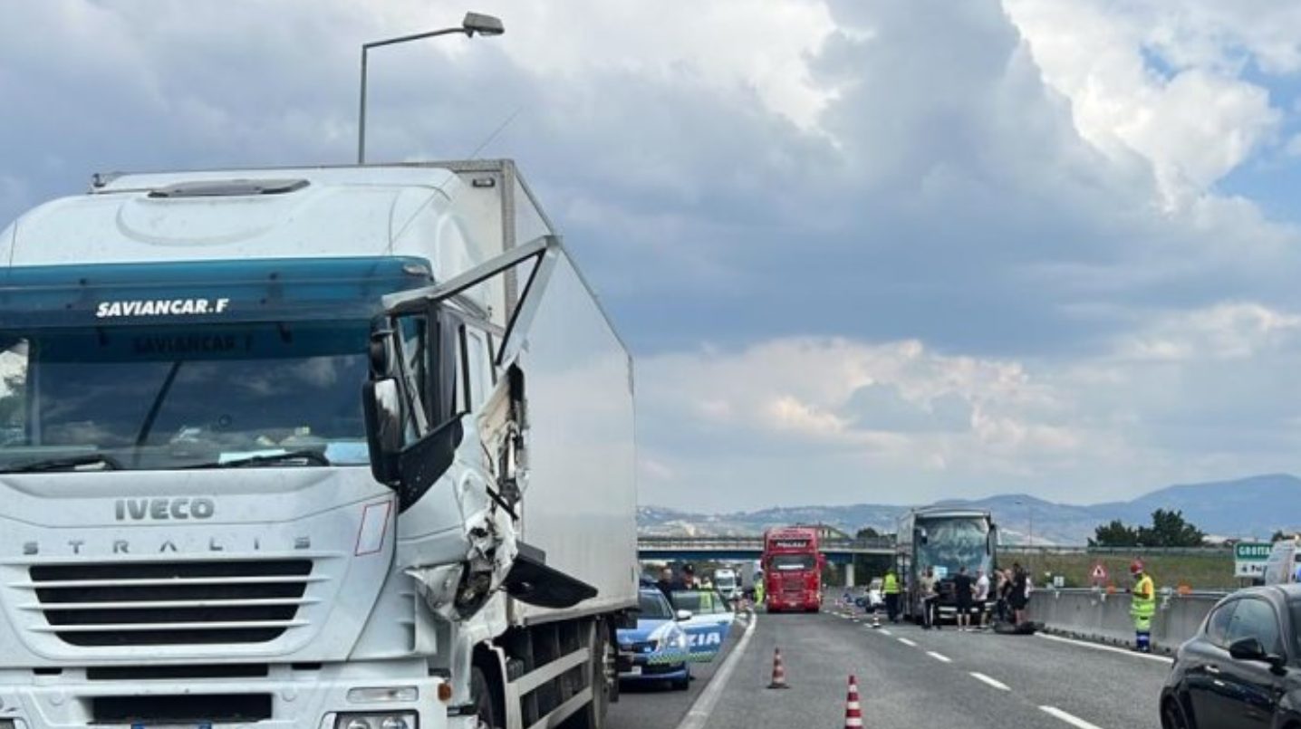 Grottaminarda incidente pullman tir