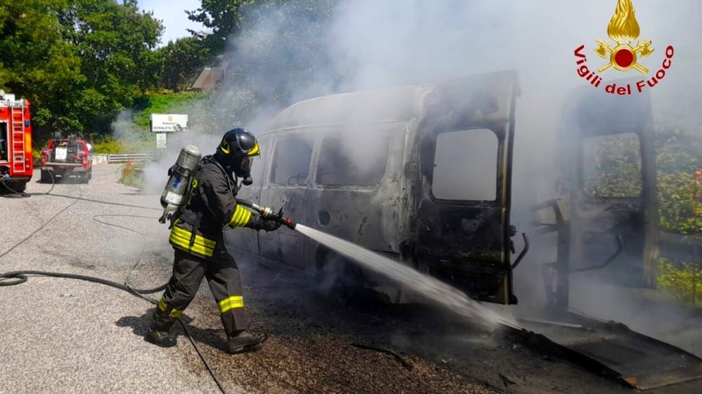 mercogliano incendio pulmino trasporto disabili