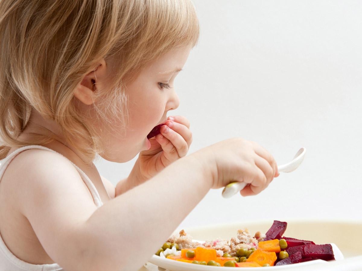 maddaloni bambina mangia cannabis