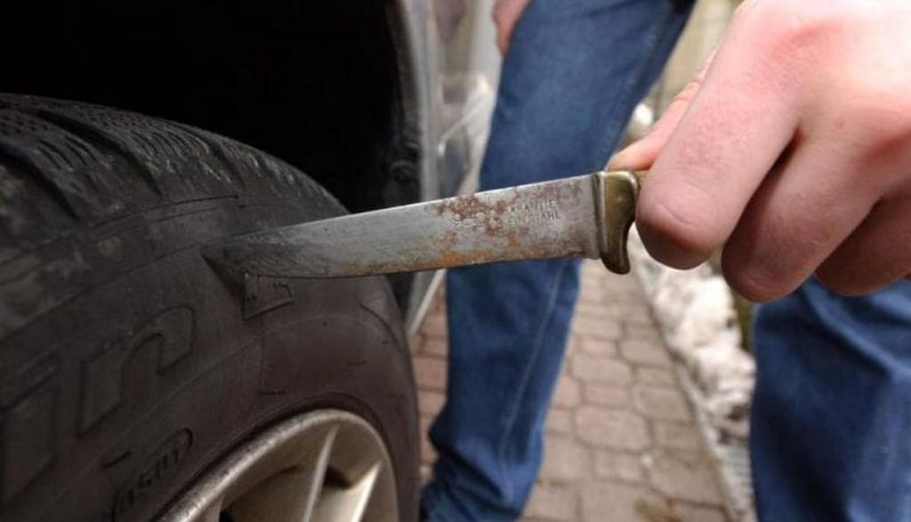 gesualdo taglia gomme auto ex coltello denunciata