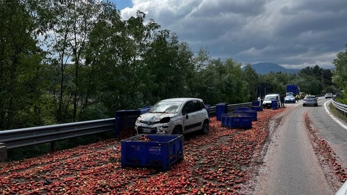 tir perde carico pomodori ofantina