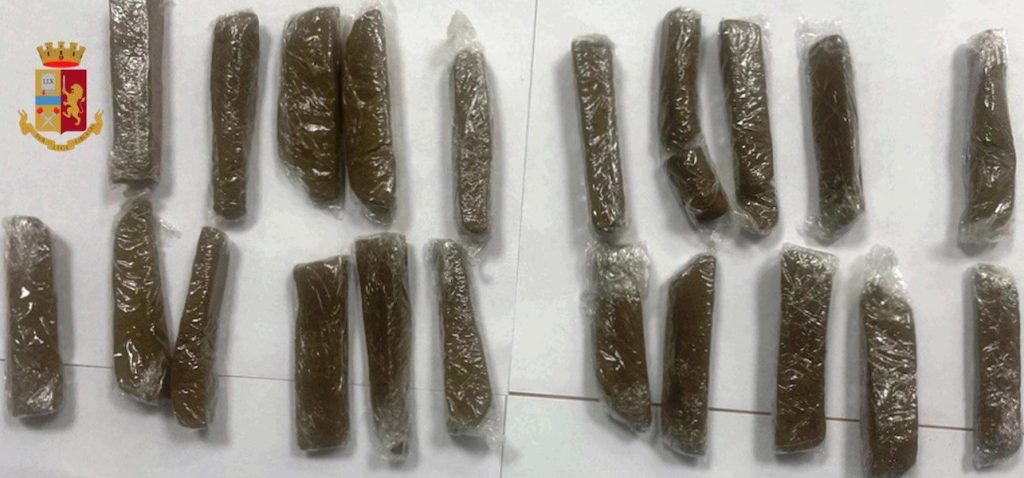 napoli confezioni hashish shopper arrestato