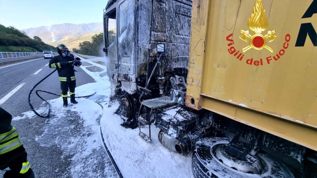 Incendio Avellino autocarro