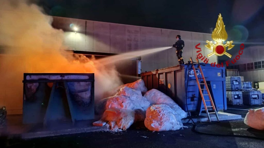 incendio pianodardine opificio camion scuole chiuse