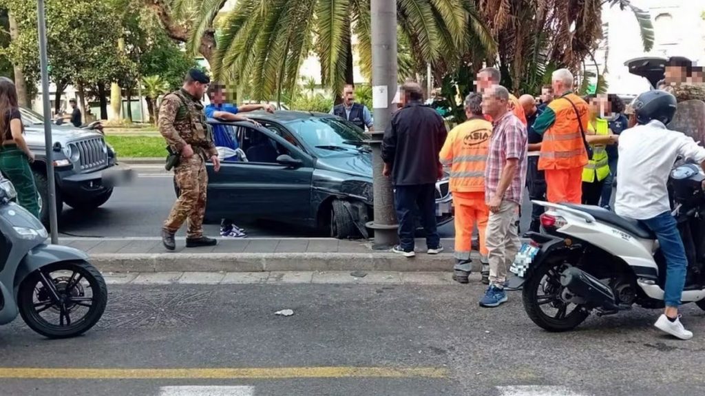 napoli auto contro palo davanti scuola 19 ottobre