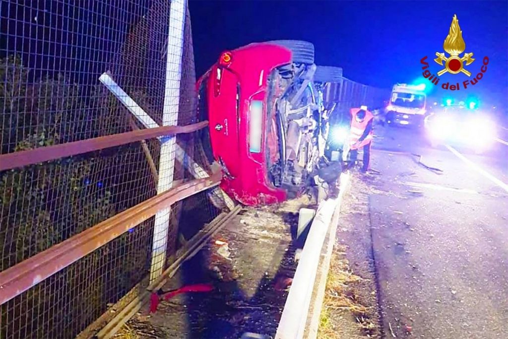 calabritto auto si ribalta viadotto morto