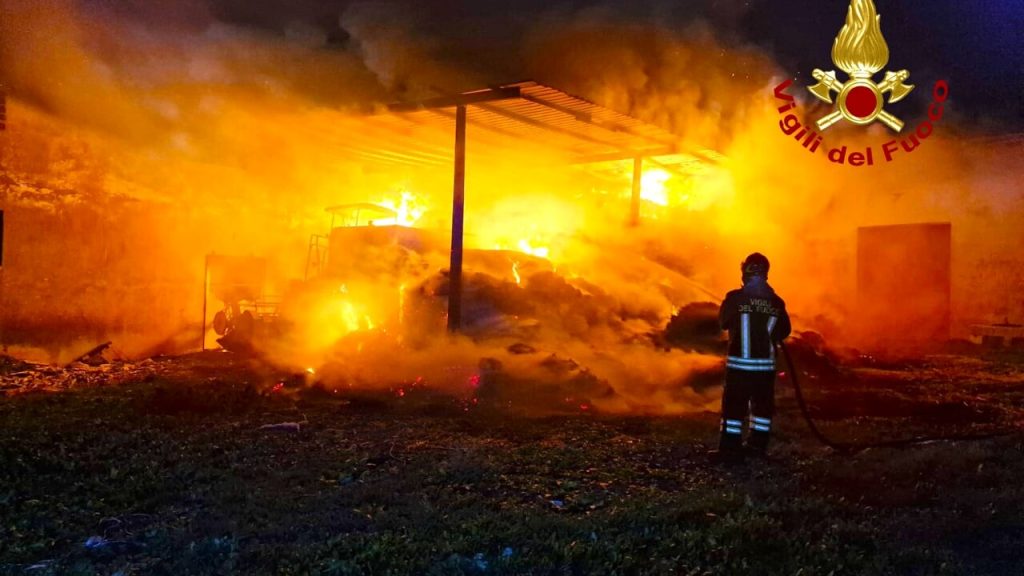 bisaccia vasto incendio deposito agricolo