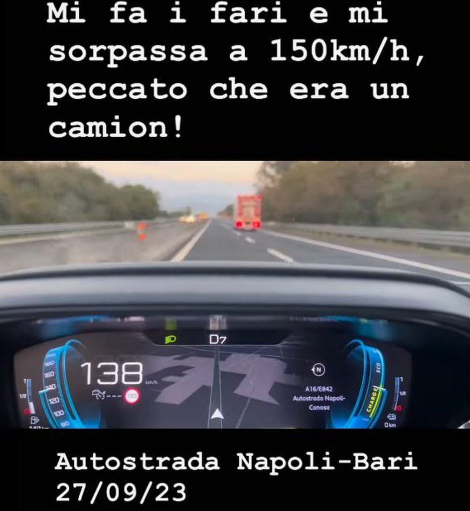 camion sorpassa sfiora guardrail autostrada napoli bari