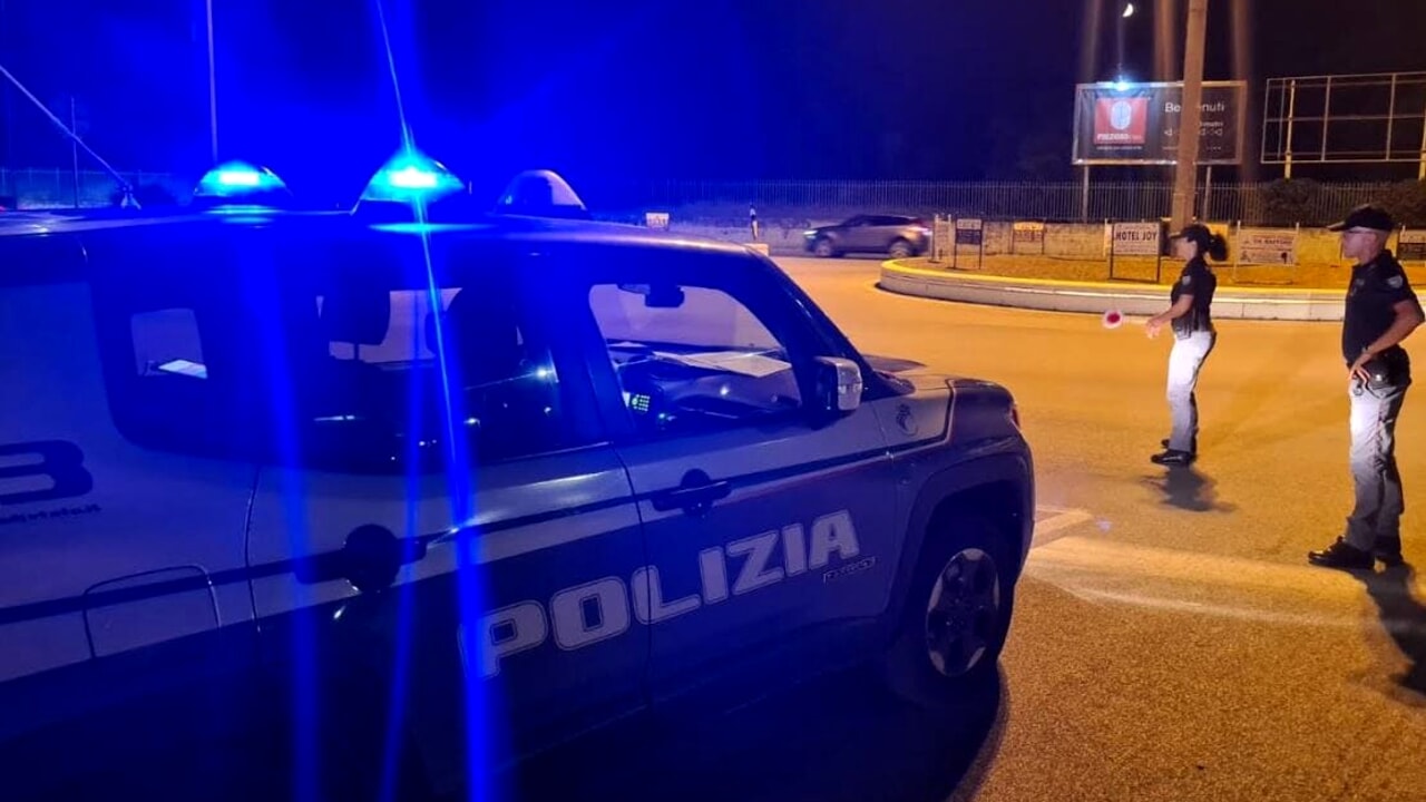 maddaloni aggredisce poliziotti distrugge volante arrestato