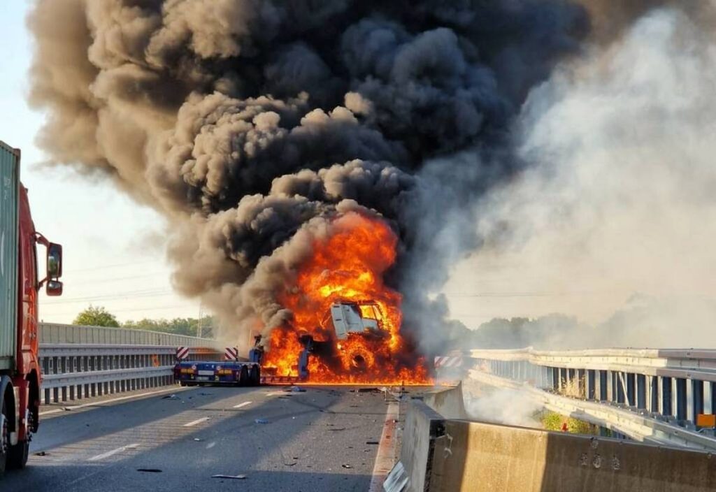 incendio tir autostada napoli salerno