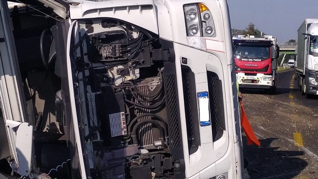 caserta camion si ribalta autostrada 16 novembre