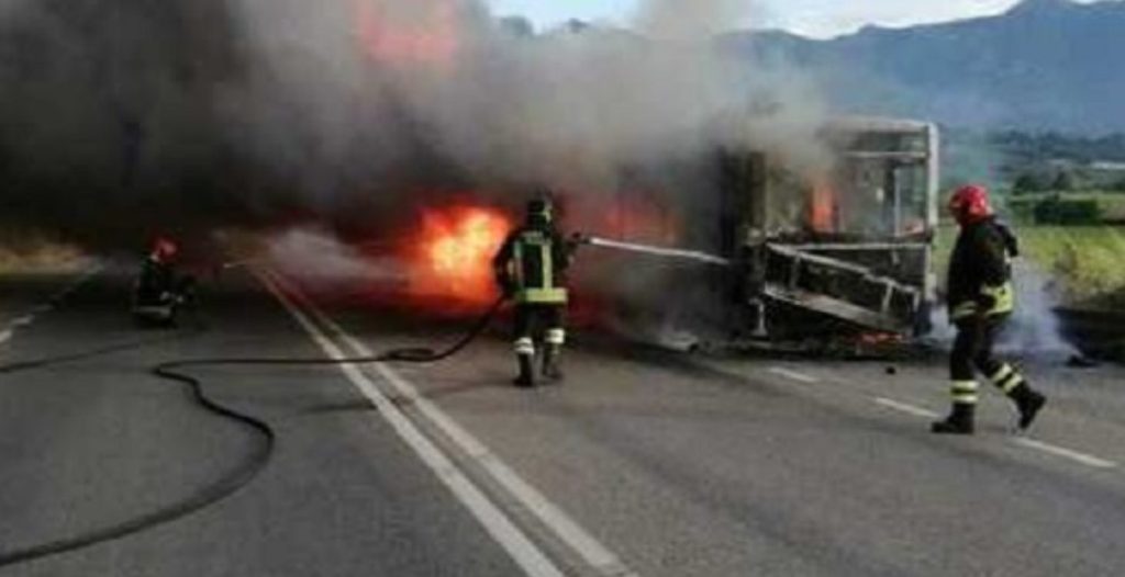 Incendio autostrada Avellino autocarro