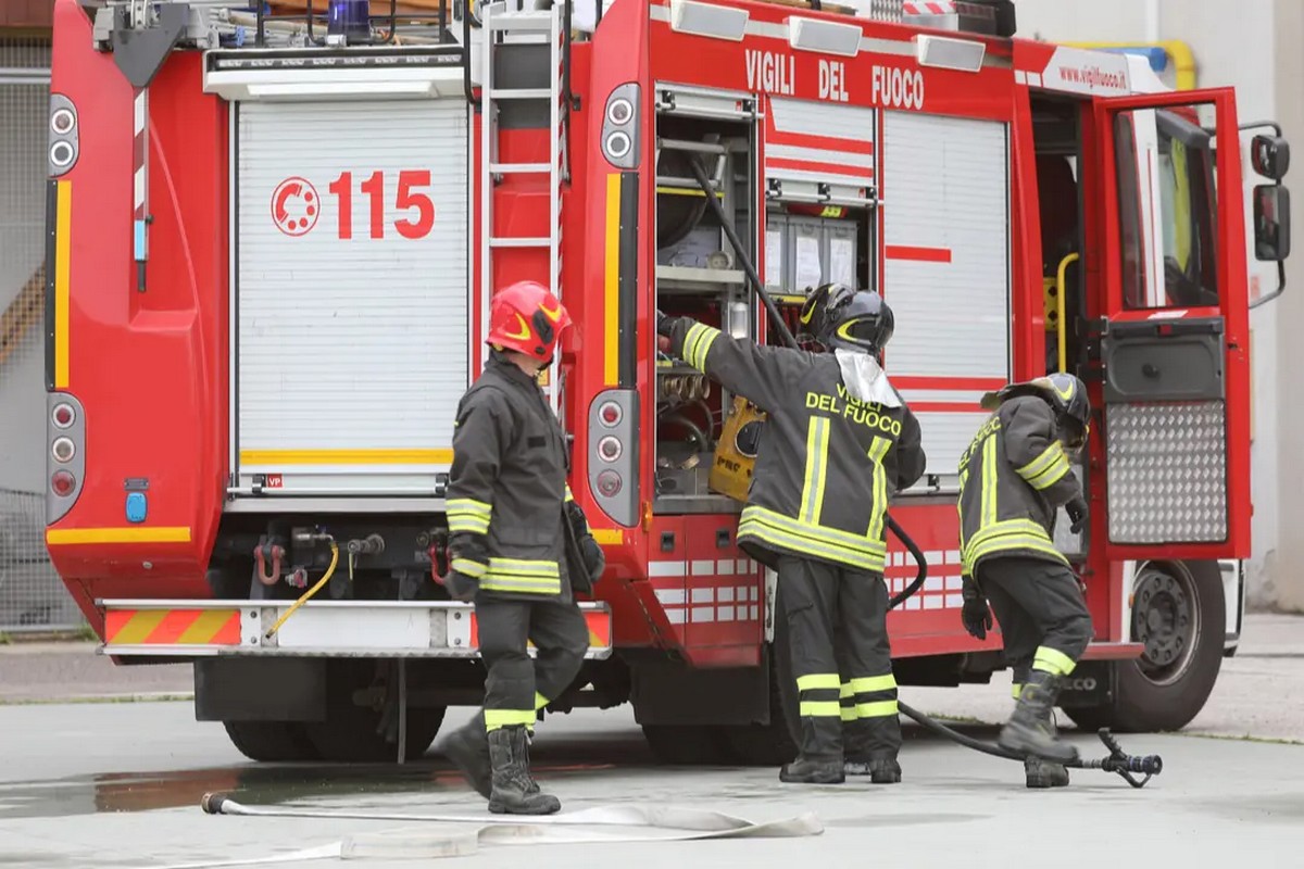 incendio auto pontecagnano faiano 17 novembre