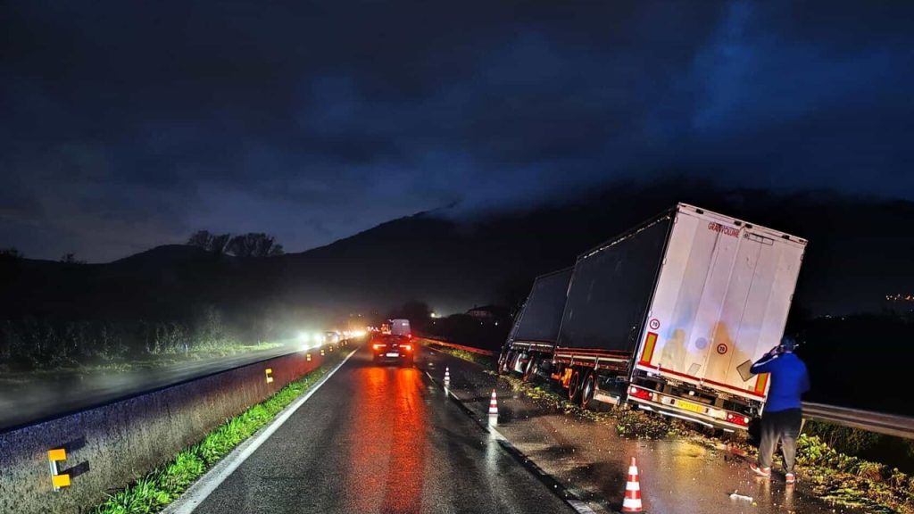 Avellino Salerno autocarro fuori strada traffico