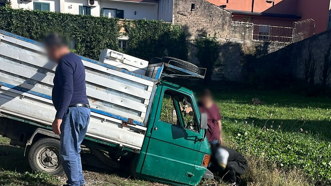 macerata campania rubano materiale carro sant'antuono bloccati fango denunciato