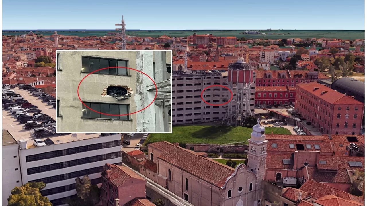 venezia sbaglia parcheggio auto sospesa vuoto foto virale