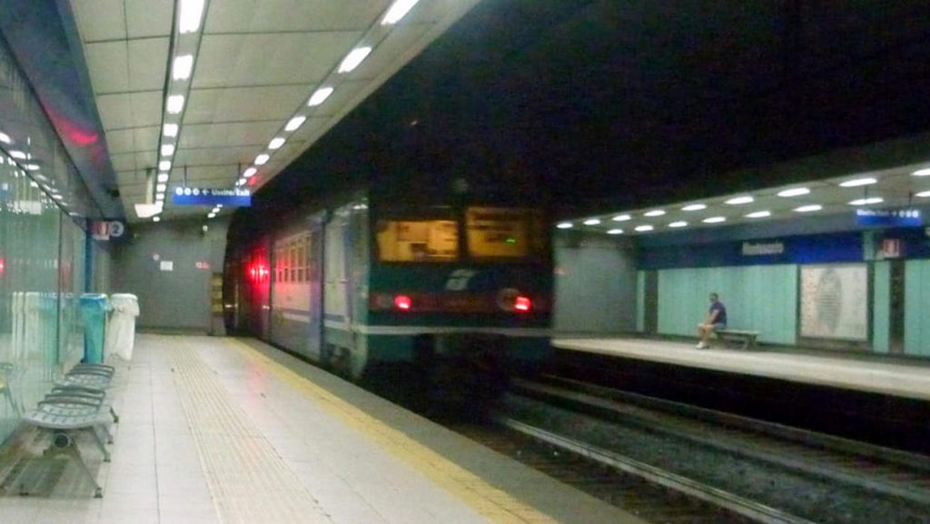 napoli senza biglietto treno prende schiaffi agente security