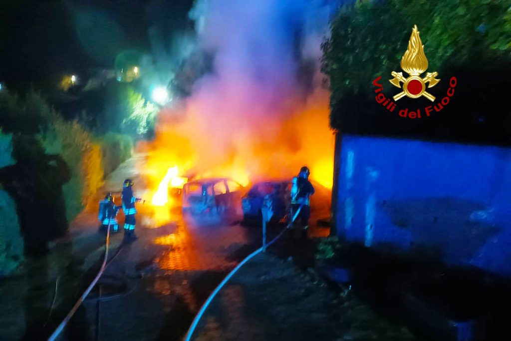 incendio-solofra-23-novembre-auto-distrutte