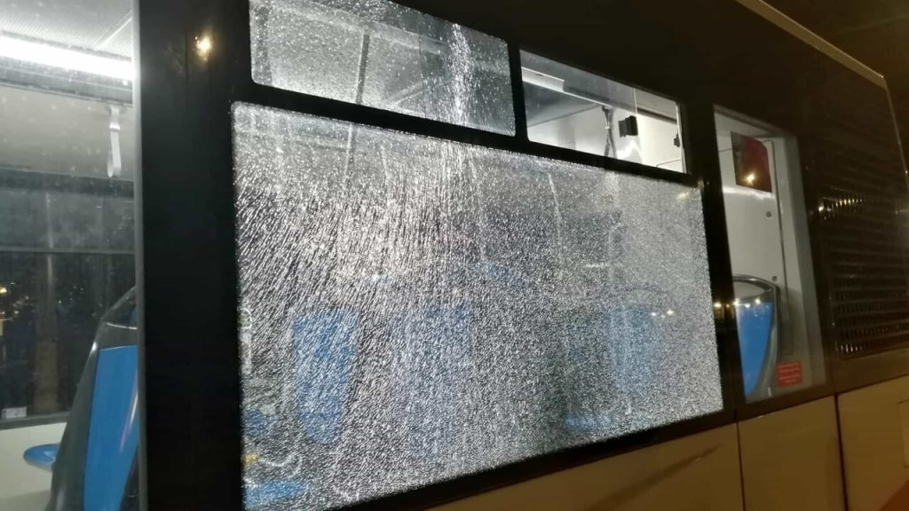 Napoli finestrini autobus distrutti pietre