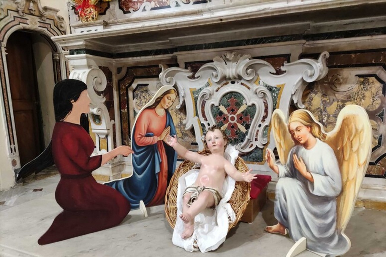 Bufera sul sacerdote arcobaleno e il presepe con due Madonne: "Questa è blasfemia"