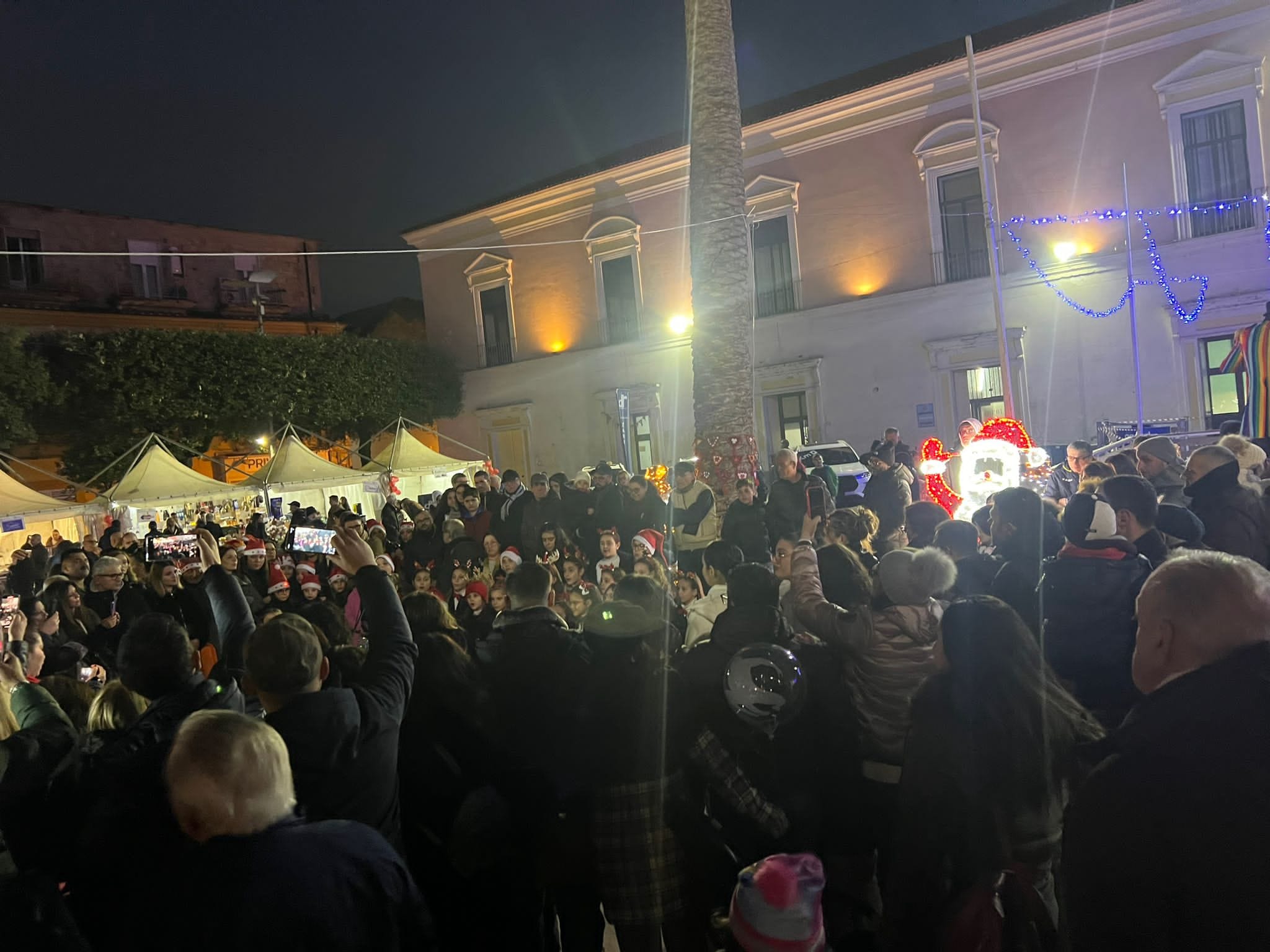 marcianise-auto-piomba-folla-piazza-albero-natale