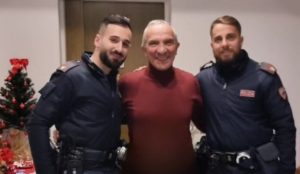 napoli-poliziotti-trovano-portafogli-anziano-natale