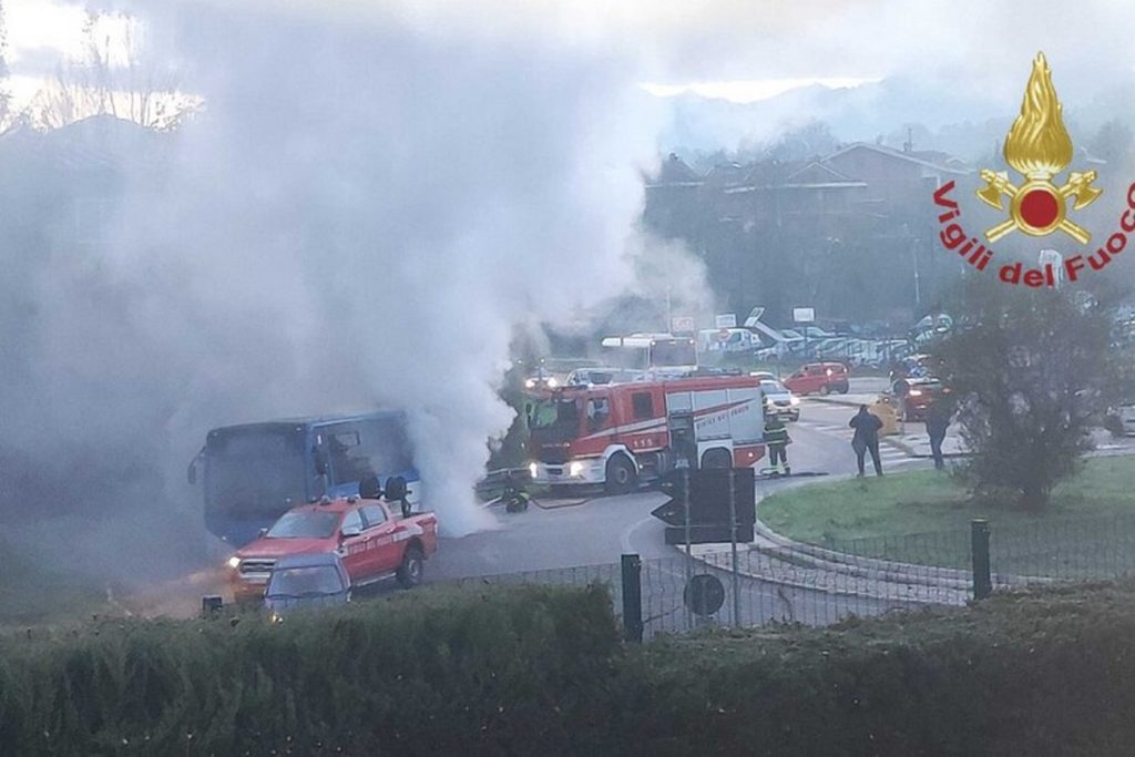 incendio-bus-air-campania-avellino