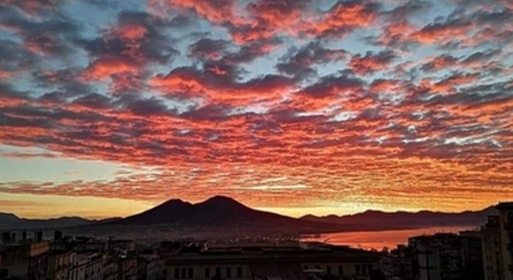 alba rosso fuoco napoli foto