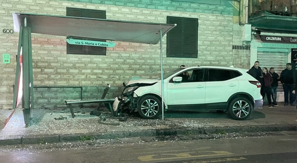 napoli auto distrugge fermata autobus