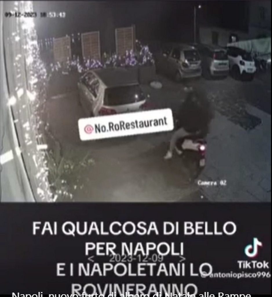 napoli ruba albero natale scooter