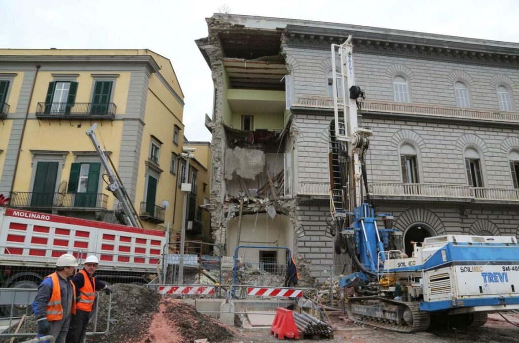 crollo riviera chiaia condanne assoluzioni