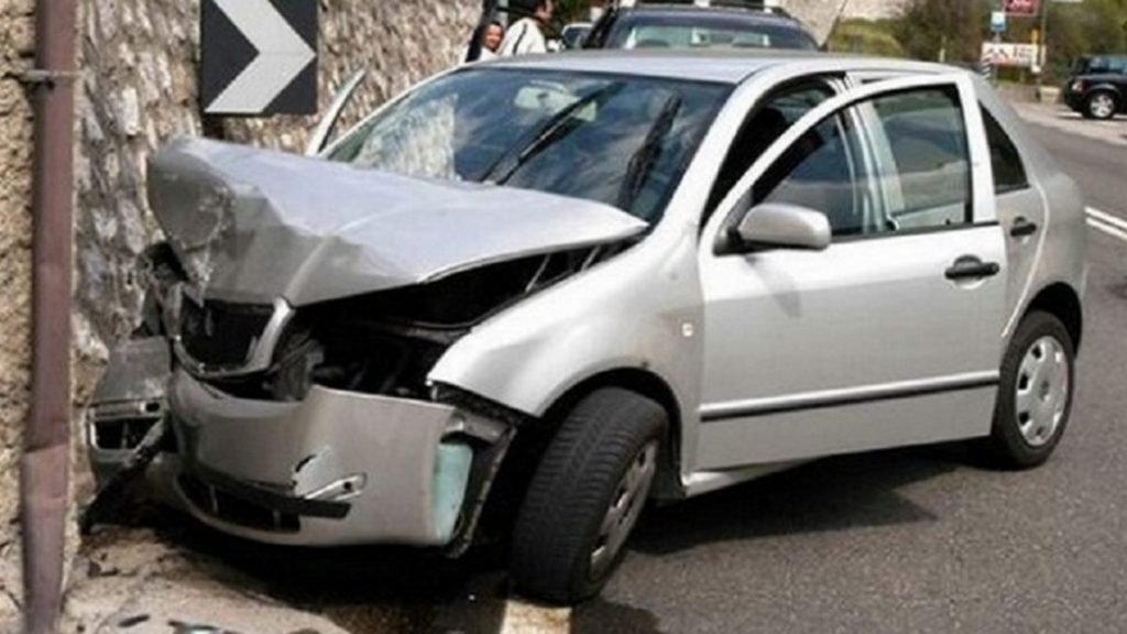 benevento auto contro muretto