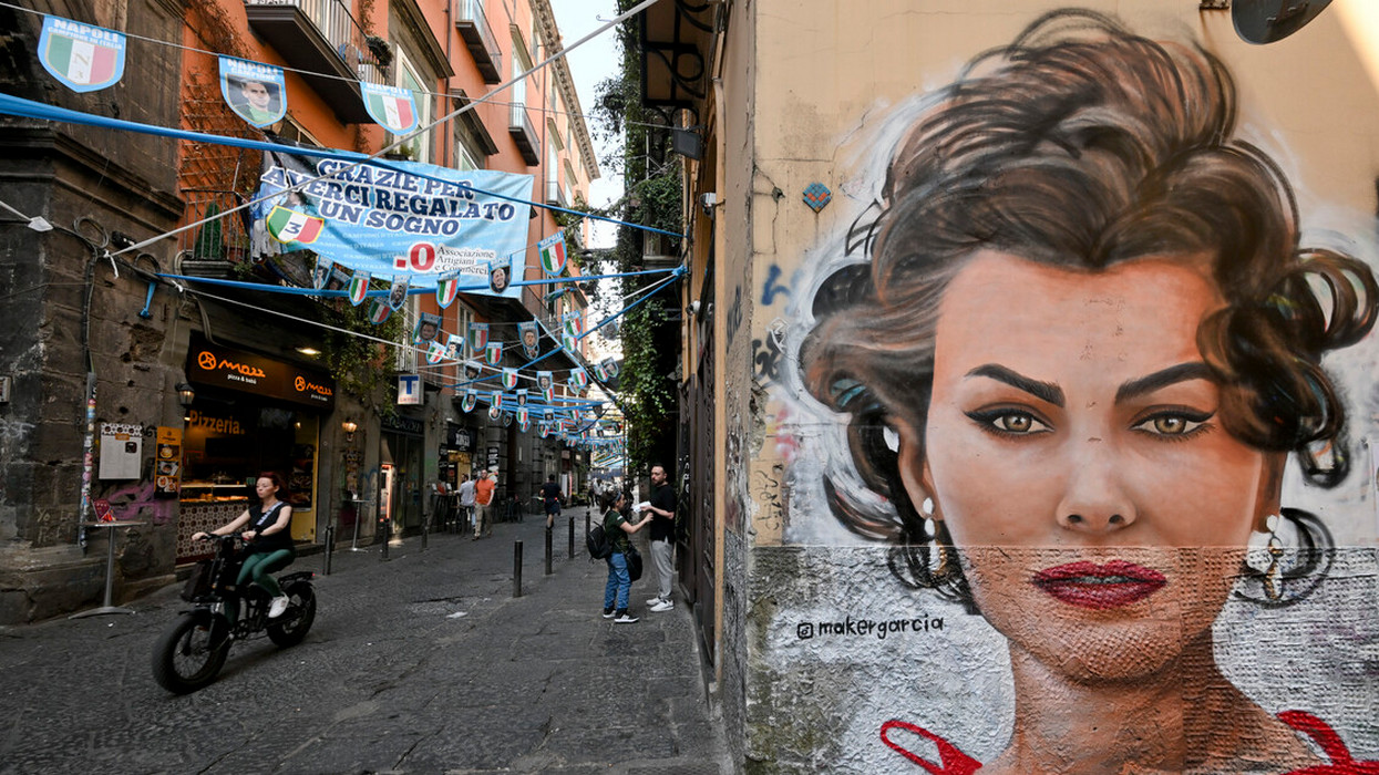 napoli vandalizzato murale sophia loren