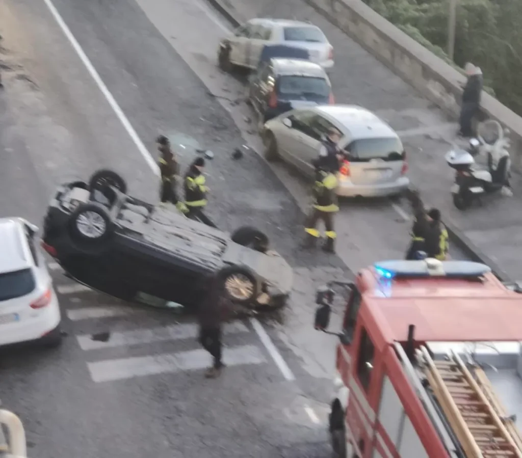 napoli auto si ribalta