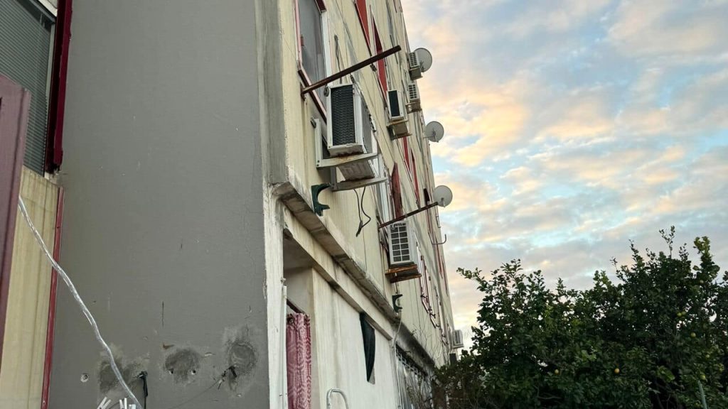 pozzuoli donna precipita casa