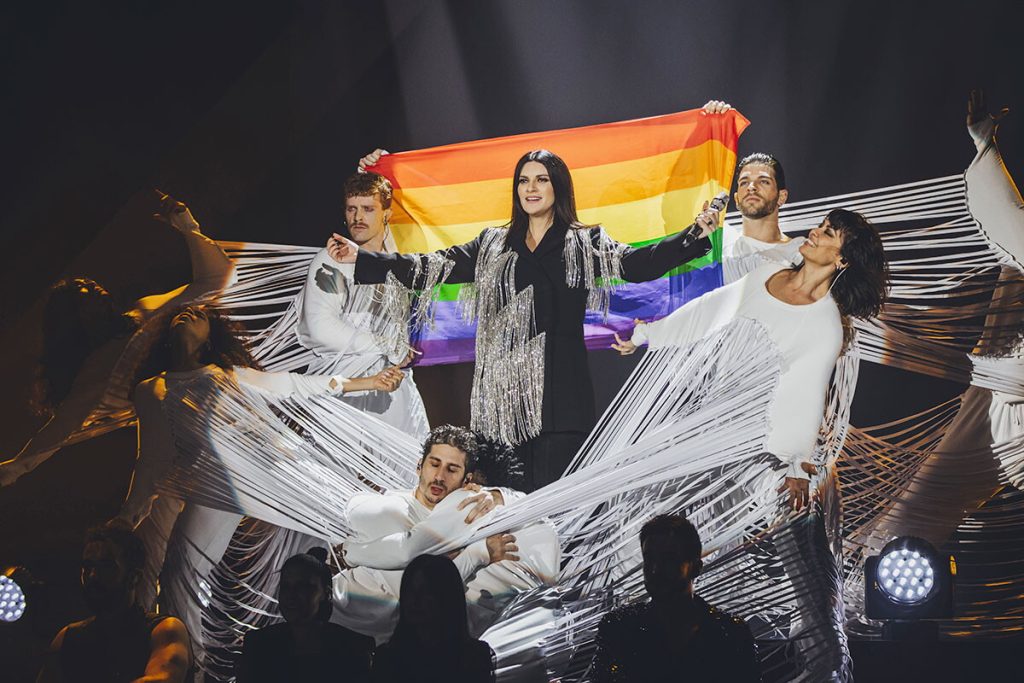 Laura Pausini aiuta fan fare proposta matrimonio