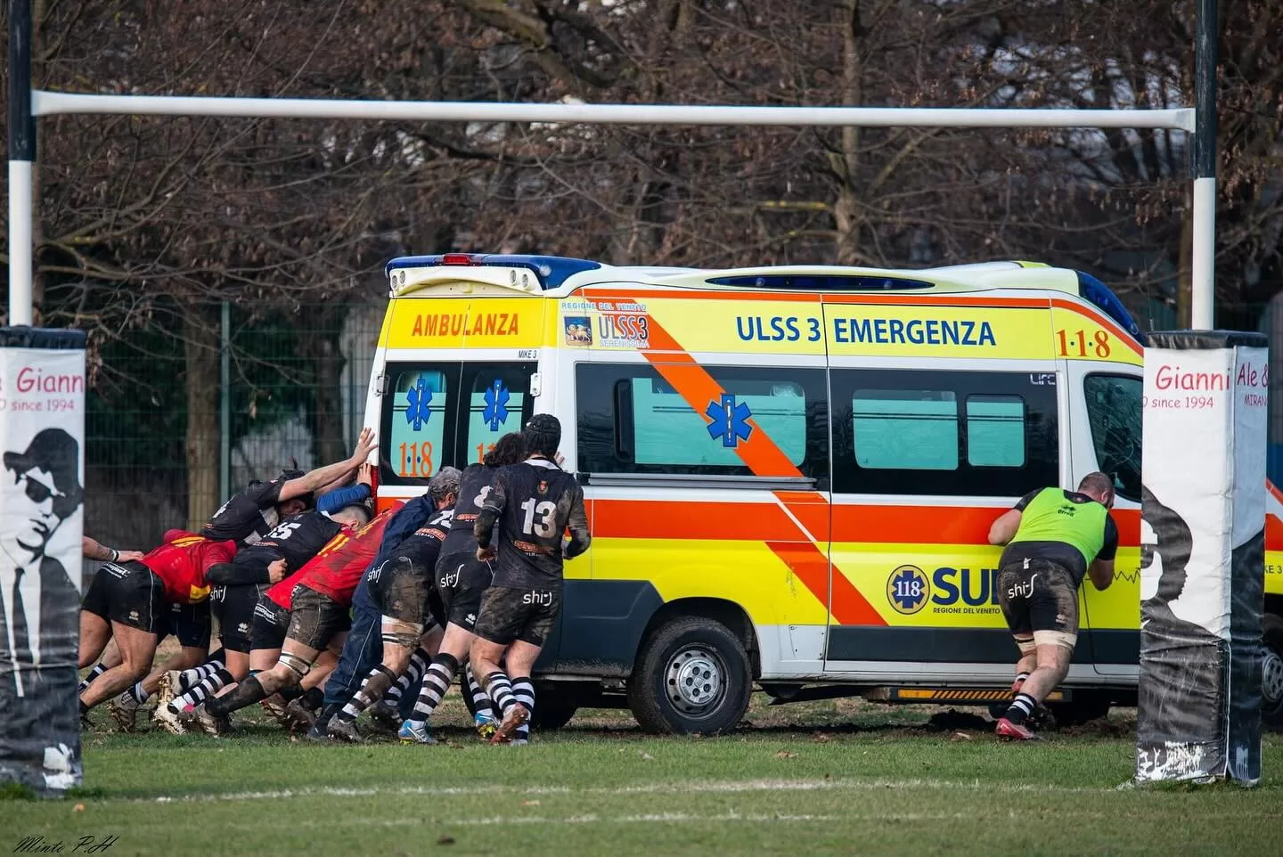 ambulanza resta impantanata campo rugby